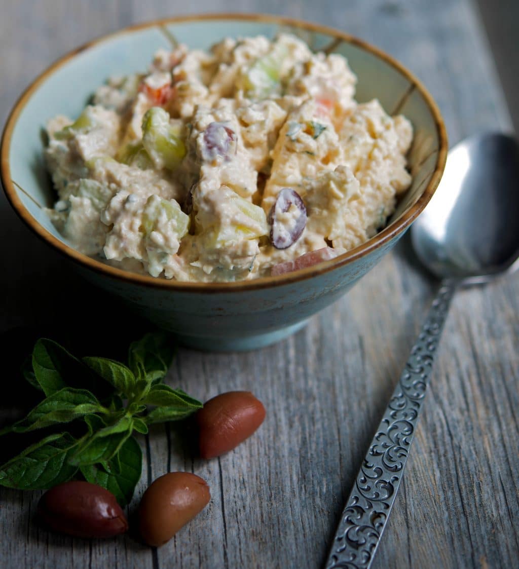 Greek-Style Chicken Salad made with boneless chicken breasts, tomatoes, cucumbers, olives, Feta cheese, oregano, lemon juice and mayonnaise 👉🏻RECIPE--> carriesexperimentalkitchen.com/greek-chicken-… #salads #lunch