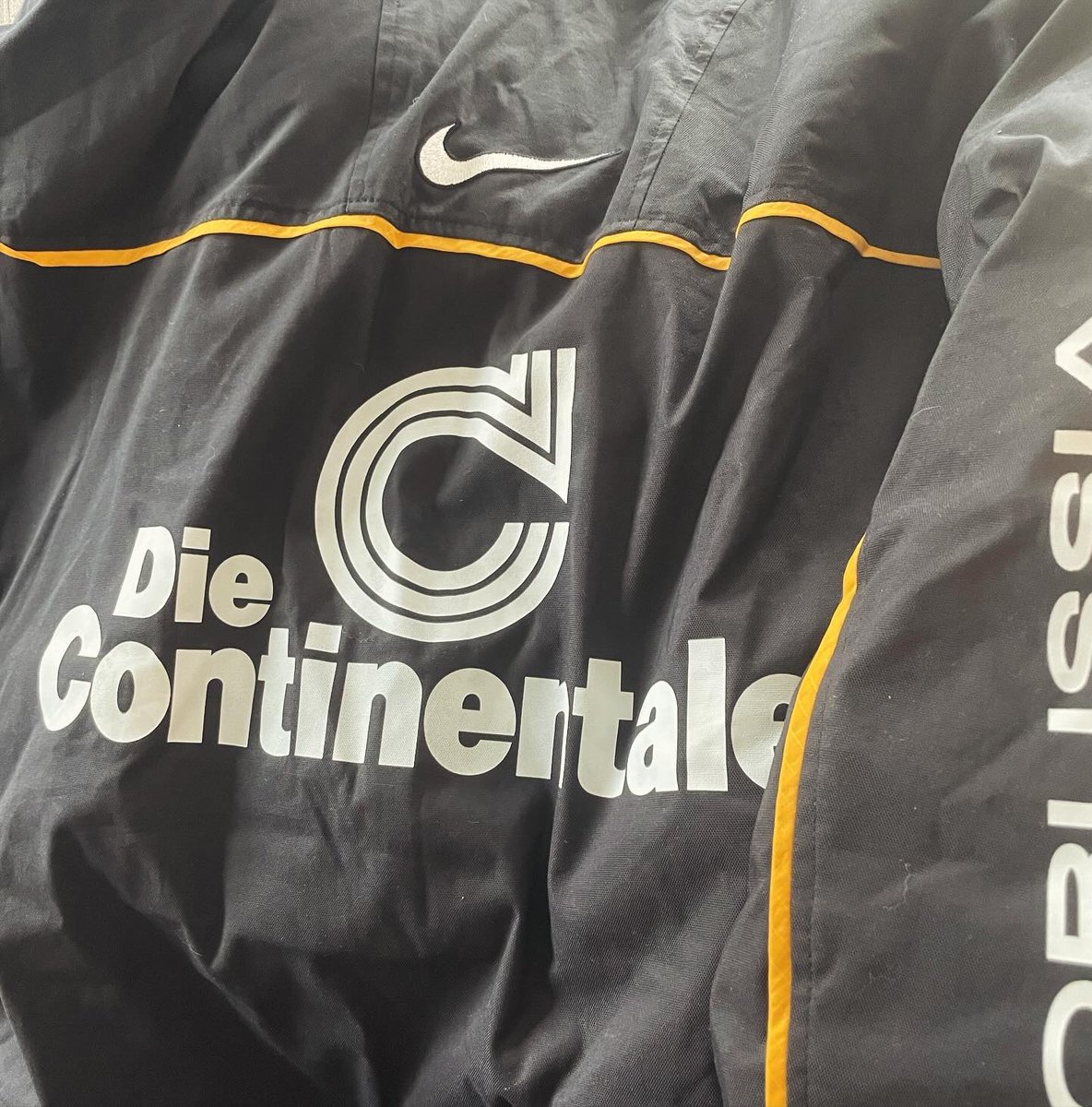 Çocuk gibi heyecanlandım gelince. 😀 1997-98 Borussia Dortmund takım montu. Kohler, Sammer, Reuter, Moller, Ricken, Riedle, Chapuisat. 1997 Şampiyonlar Ligi Şampiyonu nefis kadro.