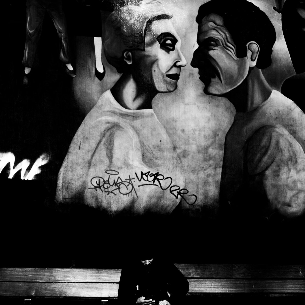 mathewalan_'s tweet photo. 🎨 Street art comes alive, even in black and white. Celebrate London's underground pulse.
•

•

•

•

#friendsinperson #Streetphotographers  #GraffitiGrooves #StreetArtSoul https://t.co/P02OG45MoL