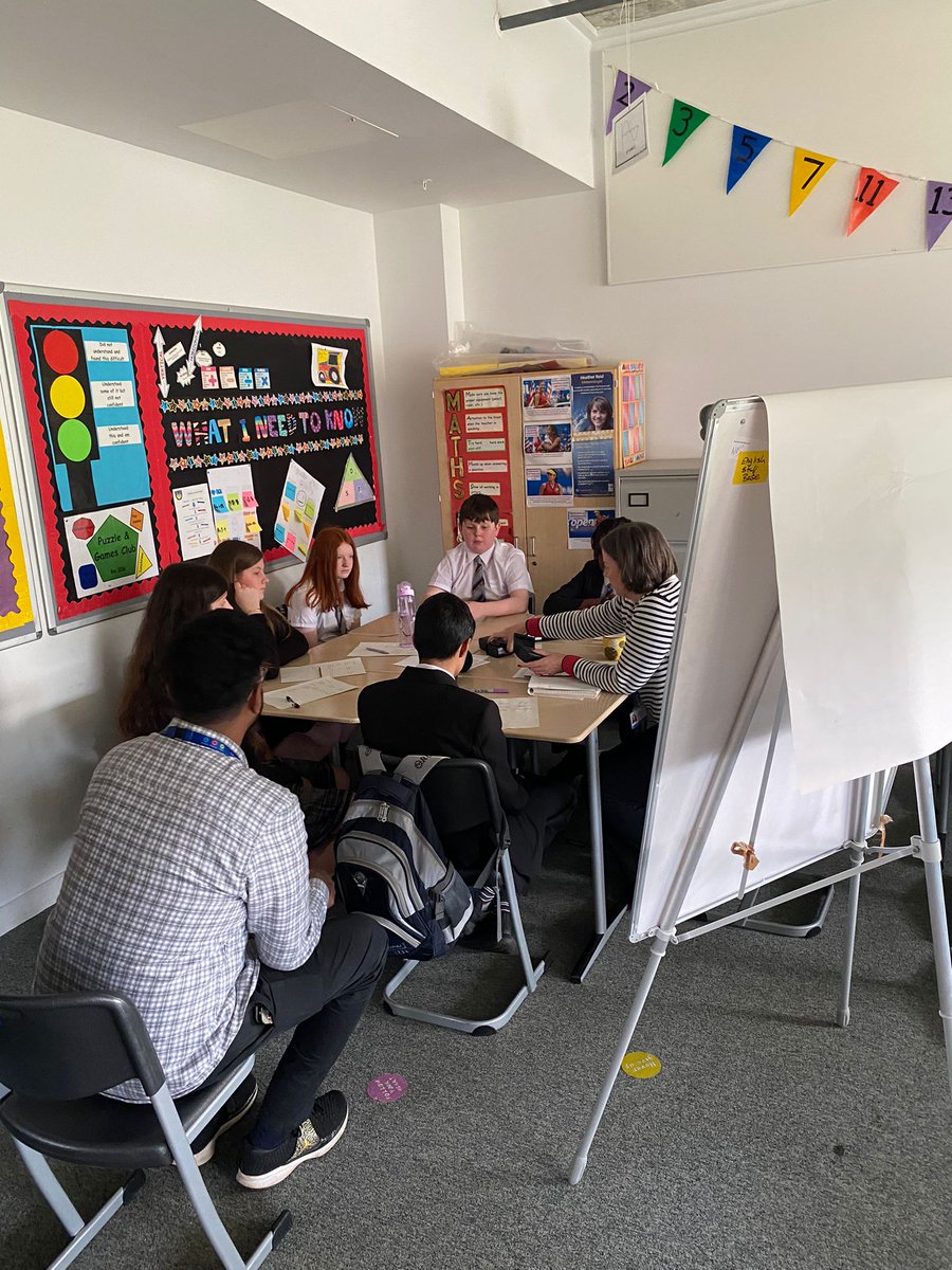 🔹️S2 Insight Into Industry Day
@EastRenCouncil Environmental Health Officers worked with the pupils on activities about noise pollution 🎧 & the managed a food poisoning outbreak 🤢 #raisethebarr #dyw @BarrheadHighSch