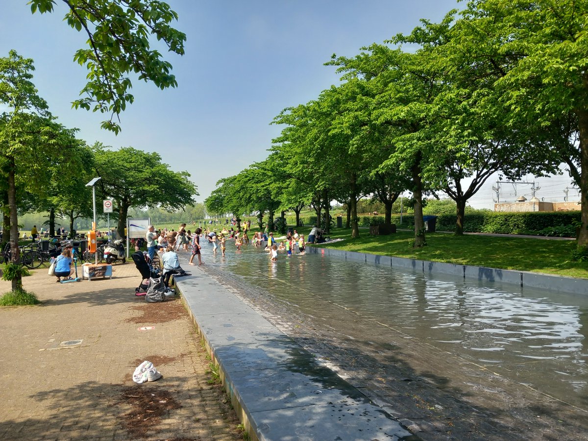 Vervolgens wandeling Westerpark. Ik raad in elk geval rondje door afgebroken gashouders aan, de Japanse bomen achter nog bestaande gashouder en steltbomen daar vlakbij. Verder overal horeca en voor de kids prachtige waterplek - nog niet al te druk momenteel en supervrolijk. 2/3