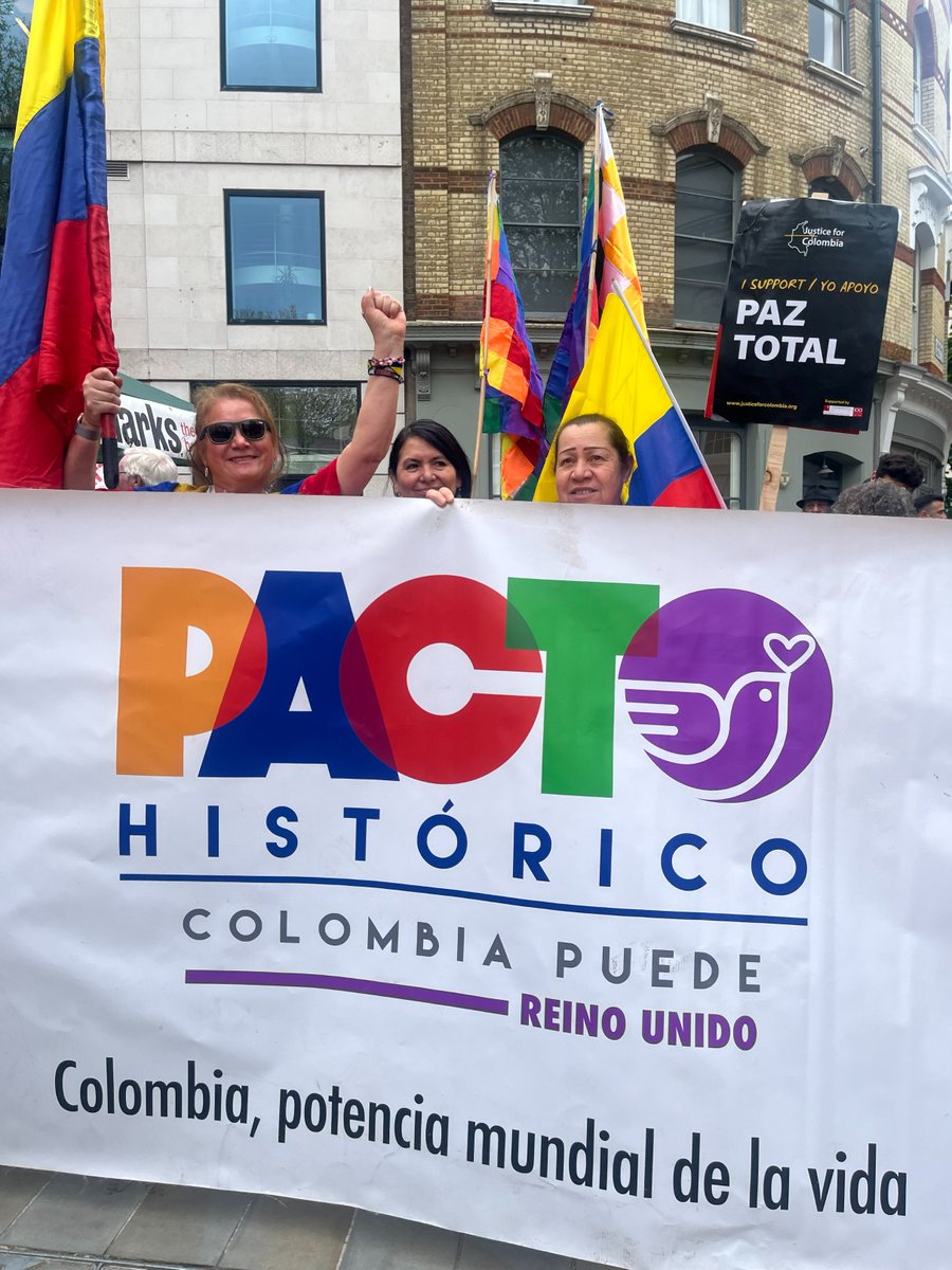 Colombian trade unionists + activists joined today's International Workers Day march in London. They gave support to the @pactocol progressive govt's Total Peace policy + social reforms to tackle inequality. The campaign for peace + social justice is felt around the world!