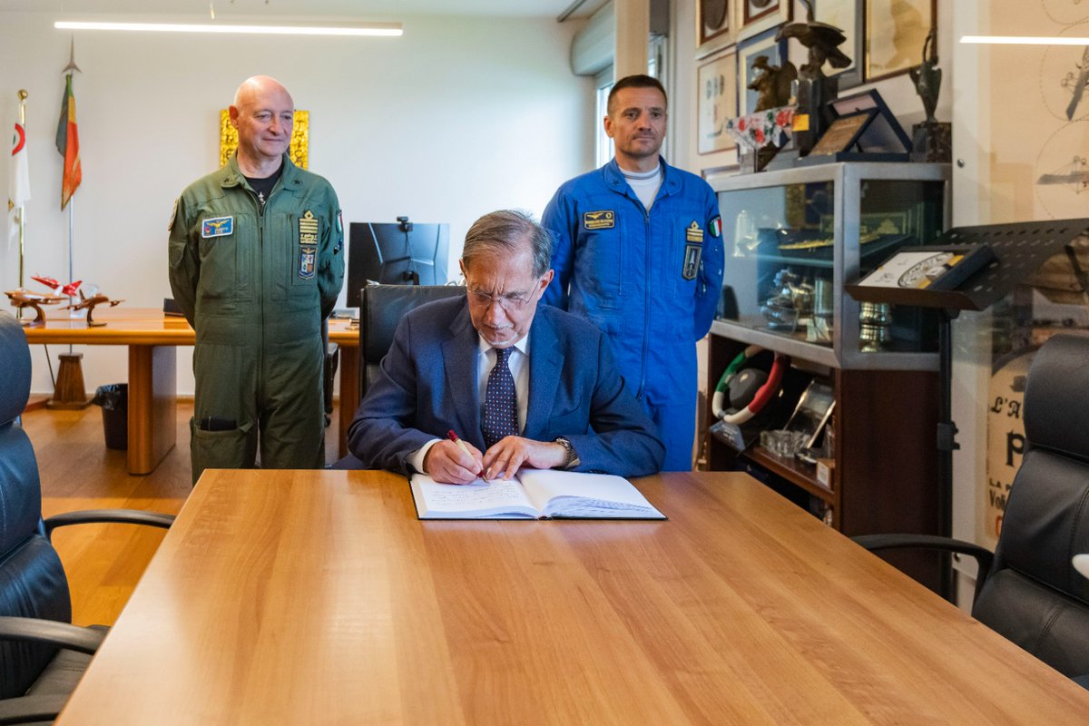 #PrimoMaggio. Su #SenatoInstagram per le gallerie fotografiche con il Presidente del Senato @Ignazio_LaRussa e le @FrecceTricolori instagram.com/p/C6bSkyGsIKZ/… = A Rivolto con il #CapoSMA @ItalianAirForce, autorità e @clubfrecce instagram.com/p/C6bWGJEM3fL/…