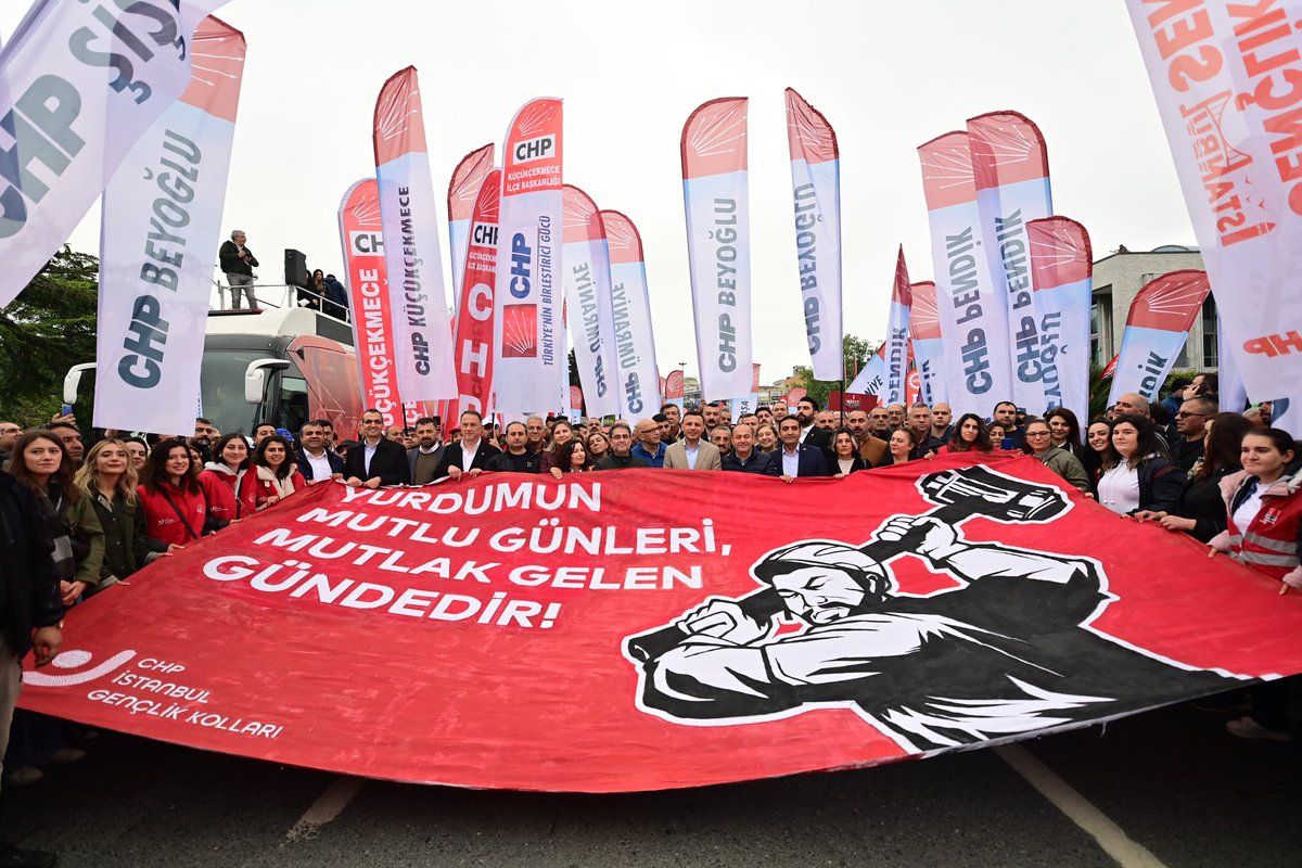 CHP örgütlerinin, işçi sendikalarından oluşan 1 Mayıs tertip komitesinin kararı açıklanana kadar alandan ayrılmadığı ortaya çıktı. Karar açıklanmasının ardından CHP İl Başkanı Özgür Çelik, Milletvekilleri ve PM üyeleri Saraçhane Meydanı boşalana kadar alanda süreci takip etti.