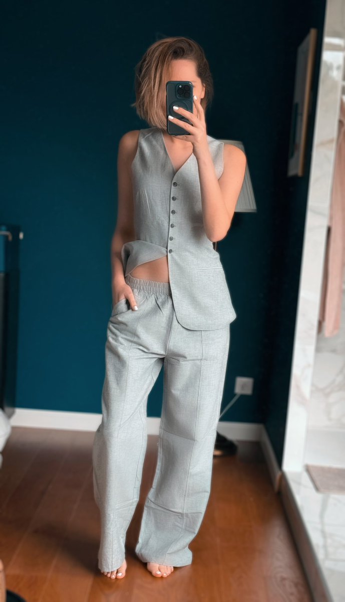 Diluvienne_'s tweet image. Bon #1erMai à tous ! 
Je souhaite vous gâter en offrant trois cadeaux parmi ceux qui RT ce post 🩶