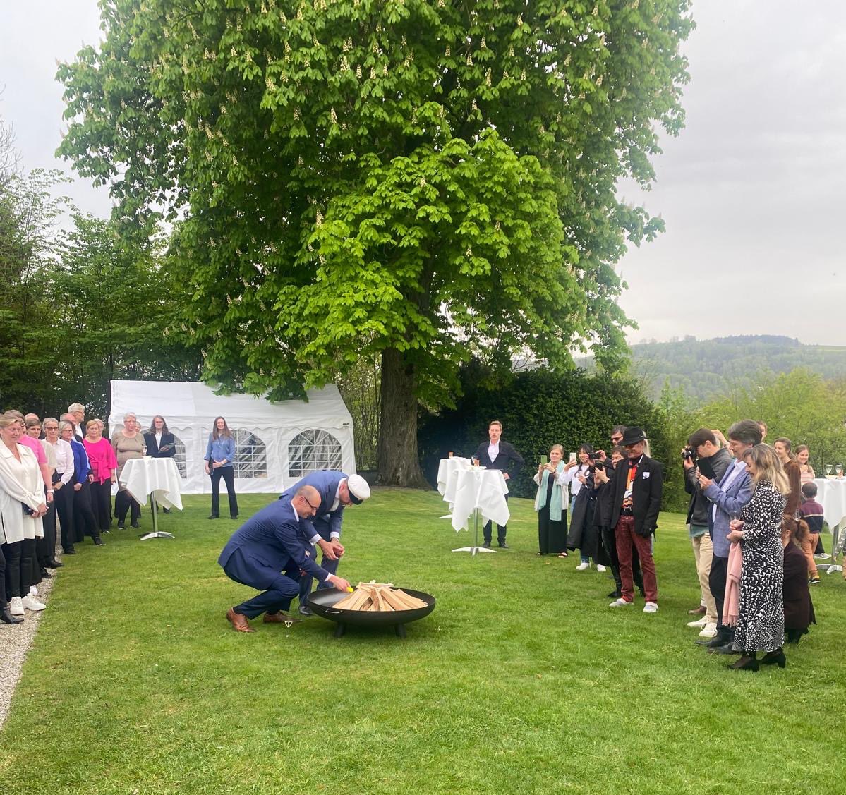 Delighted to celebrate Valborg/Walpurgisnacht at residence w wonderful spring songs performed by 🇸🇪 choir Cappella Catharinae; great cooperation w 🇸🇪 Club of Bern. Big thanks to Nationalrat @martin_candinas, Co-Chair of 🇸🇪🇨🇭Friendship Group for greeting us and lighting the fire!