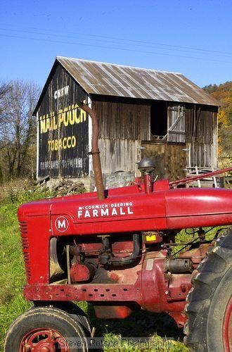 Model M Farmall! ♥ Did you have painted barns where your from ? Hmm  🤔 ?¿