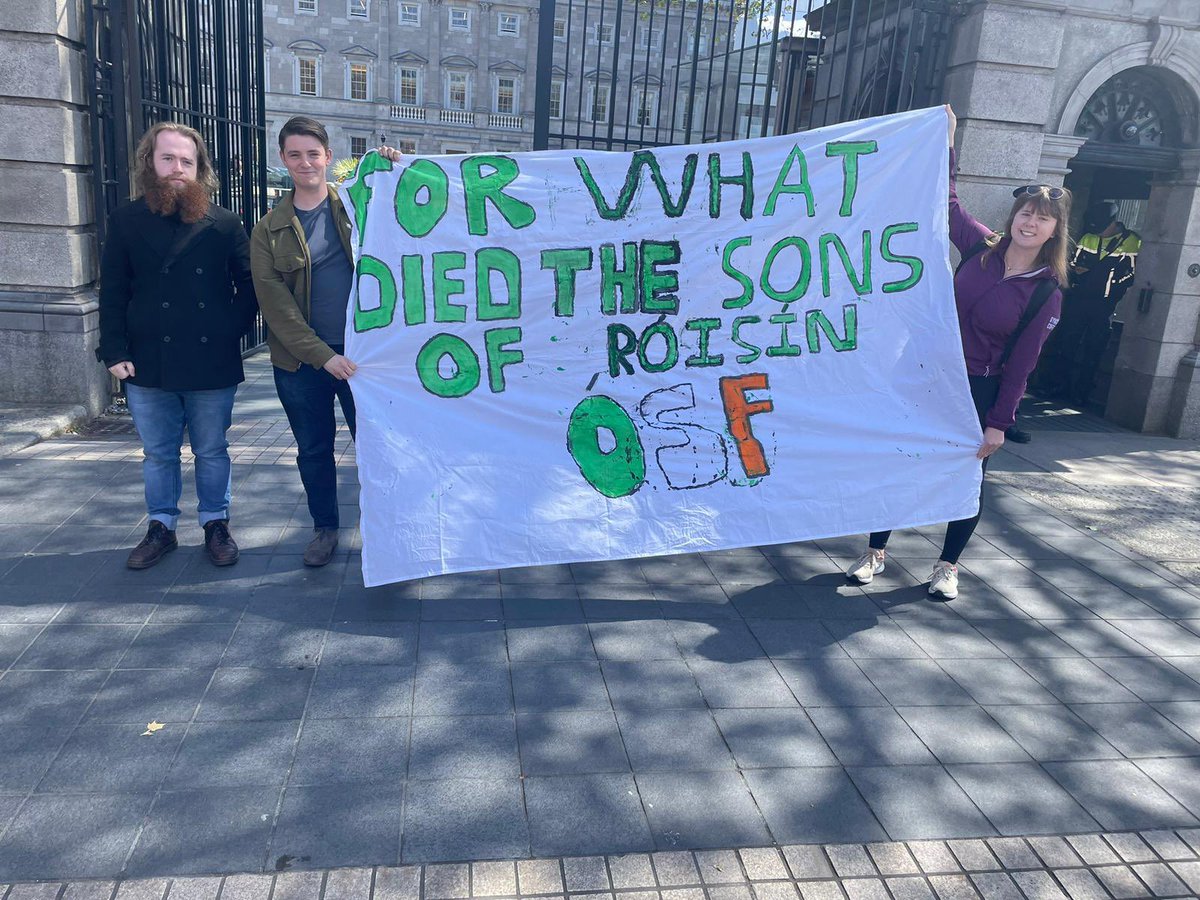 Outside Leinster House today to commemorate the struggles, sacrifices and gains of all those in trade unions. Go raibh maith agat as seasamh linn @Farrell_Mairead! 🇮🇪✊