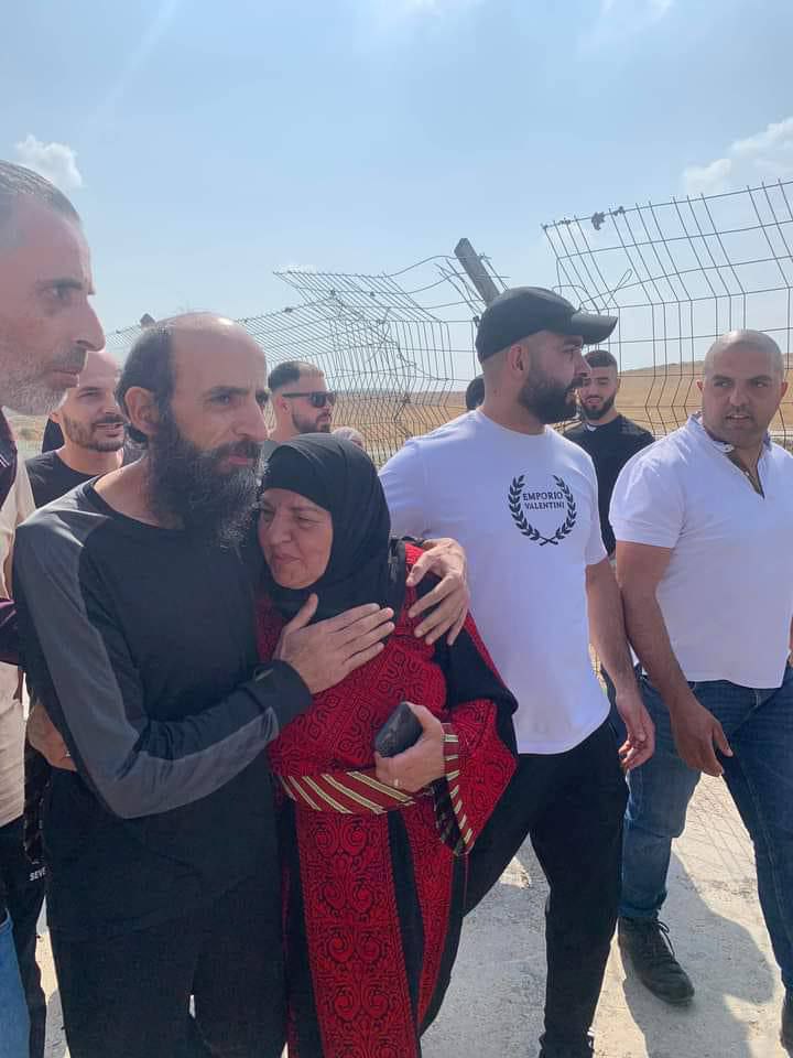 Ramallahlı mahkum Issa Jabareen, işgalci İsrail hapishanelerinde aralıksız 22 yıl tutuklu kaldıktan sonra özgürlüğüne kavuştu