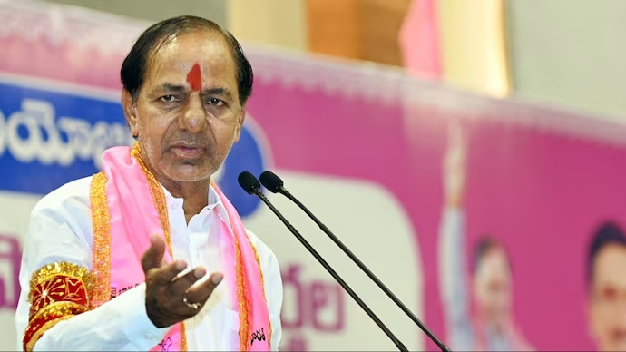 #Telangana - బీఆర్‌ఎస్‌ అధినేత కేసీఆర్‌పై ఈసీ చర్యలు తీసుకుంది. 48 గంటలపాటు ఎన్నికల ప్రచారం చేయకుండా నిషేధం విధించింది. కాంగ్రెస్‌ నేతలపై అభ్యంతరకర వ్యాఖ్యలు చేశారని ఫిర్యాదు అందడంతో ఈసీ ఈ నిర్ణయం తీసుకుంది. బుధవారం రాత్రి 8 గంటల నుంచి 48 గంటలపాటు ఈ నిషేధం వర్తించనుంది.