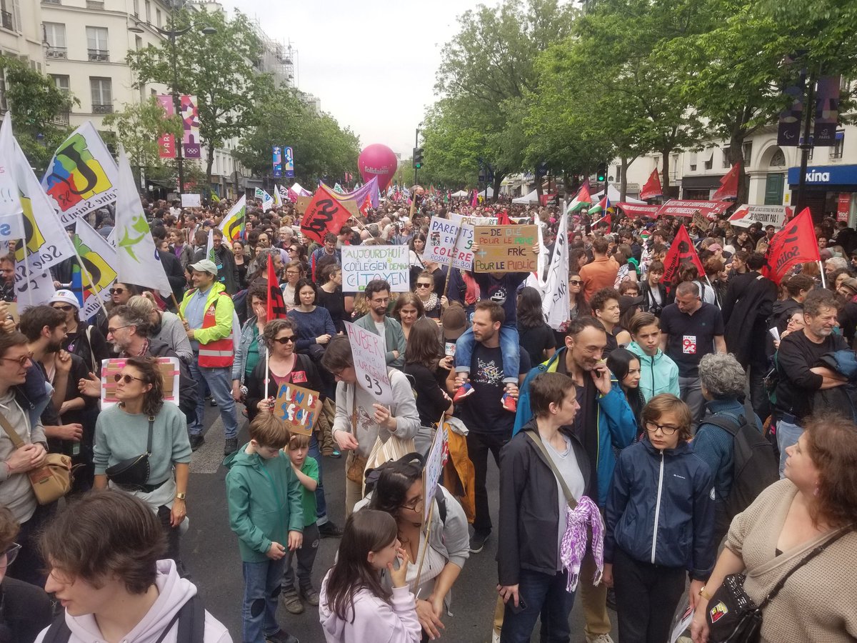 Belle affluence dans le cortège Éducation 93 pour le #plandDurgence93 dans la manif du 1er mai à Paris ! On lâche rien et les manœuvres du gouvernement ne font que renforcer la détermination des collègues et des parents !
