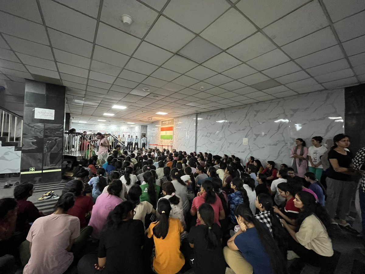 tweetsdsn's tweet image. "Every student's life is precious. The tragic loss of Laxmi Gupta due to academic pressure is a wake-up call. Let's create an environment where students feel supported. Our education system should nurture, not suffocate. #JusticeForLaxmi #Asli400Paar #AIIMS 
@aiims_newdelhi