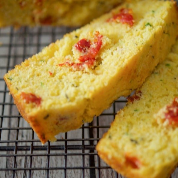 Italian Cornbread made with yellow cornmeal, zucchini, sun dried tomatoes, rosemary and grated Pecorino Romano cheese. ♨️RECIPE--> carriesexperimentalkitchen.com/italian-cornbr… #bread #cornbread