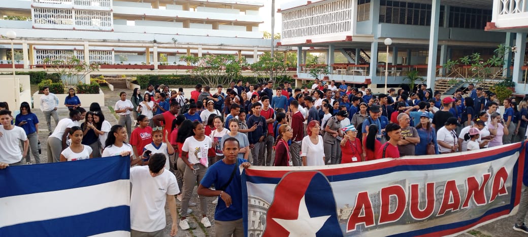 Noticias ENFA:
🗣️Hoy #1roDeMayo fue el desfile en nuestra #EscueladeAduana y el compromiso de nuestra #JuventudAduanera y trabajadores de la #AduanadeCuba 🫶🏻.
 
#GenteQueSuma #EscueladeAduana #EstaEsLaRevolución #61AduanaSocialista  #UnidosXCuba #PorCubaJuntosCreamos