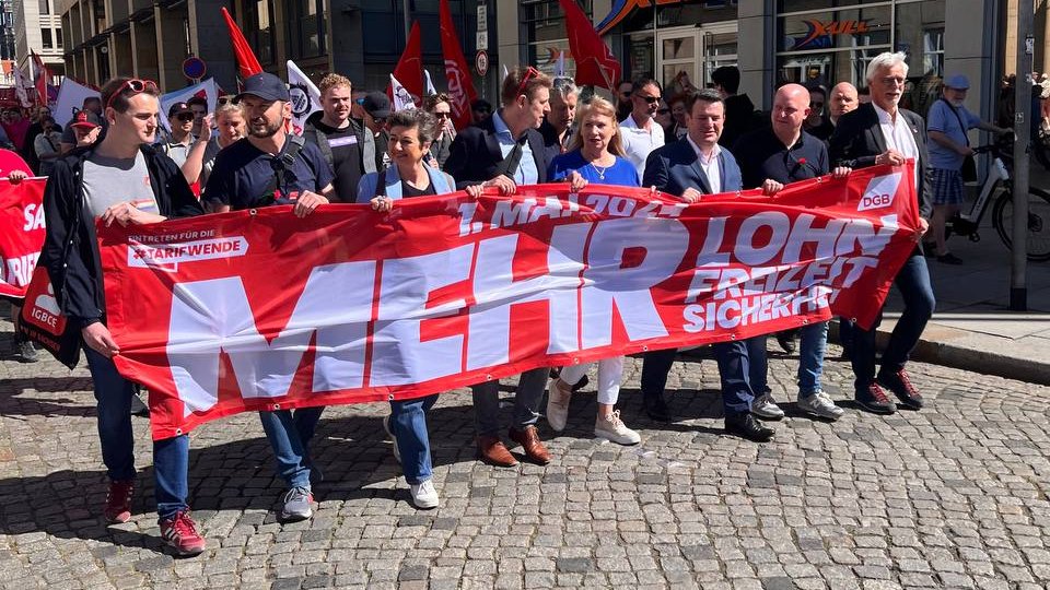 Danke für euren Besuch am #1Mai in #Dresden liebe @Koepping und lieber @hubertus_heil . Gemeinsam mit den #Beschäftigten und #Gewerkschaften kämpfen wir weiter für bessere #Löhne und #flächendeckende #Tarifverträge.

#1maifuermehr #TagDerArbeit