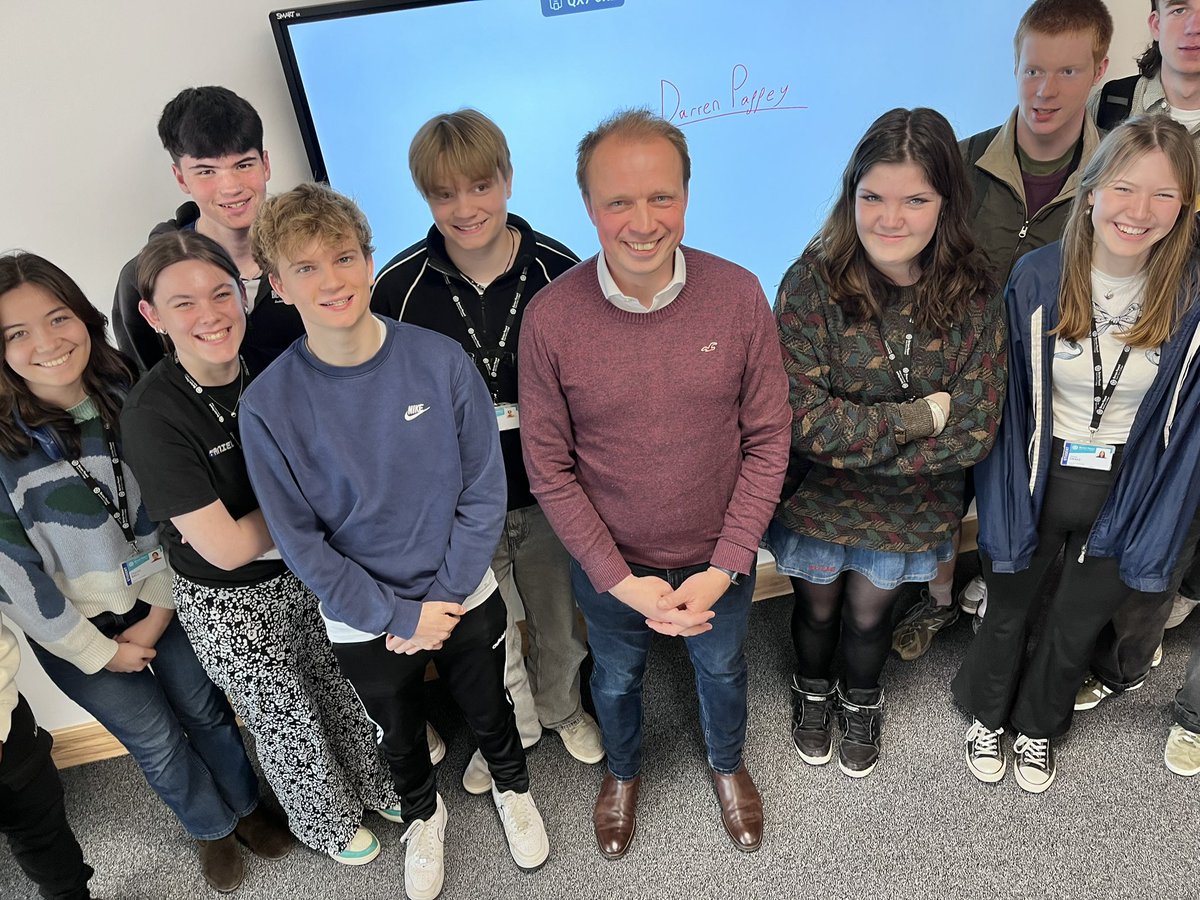 Lovely to drop in to @bartonpeveril college today for Q&A with the Politics Society. Brilliant to talk about why I got into politics and take questions from this superb group of students on transport, cost of living, green energy, & sewage dumping. Thanks for the warm welcome!