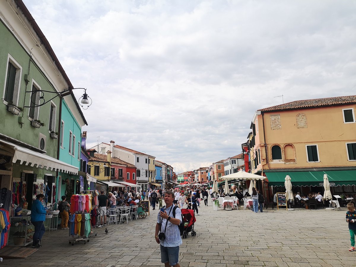 Burano is packed!
So many tourists for Workers Day
