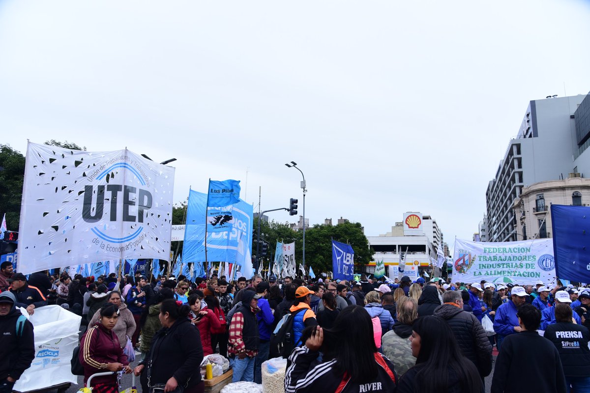 El movimiento de trabajadorxs movilizan en unidad en otro simbólico 1 ero de Mayo haciéndole frente a los tiranos vende patria que quieren quitarnos los derechos que con lucha y organización que el pueblo argentino conquistó. 

La patria no se vende y  la vamos a defender