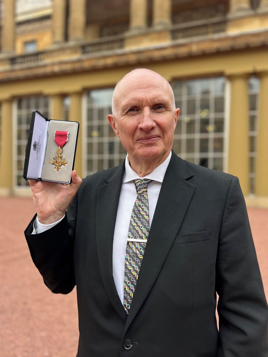 Congratulations to our Director Ian Charles who has today been to his OBE investiture at Buckingham Palace. Prof Charles was awarded his OBE for services to science and clinical research. 👑 buff.ly/3y0Emp8