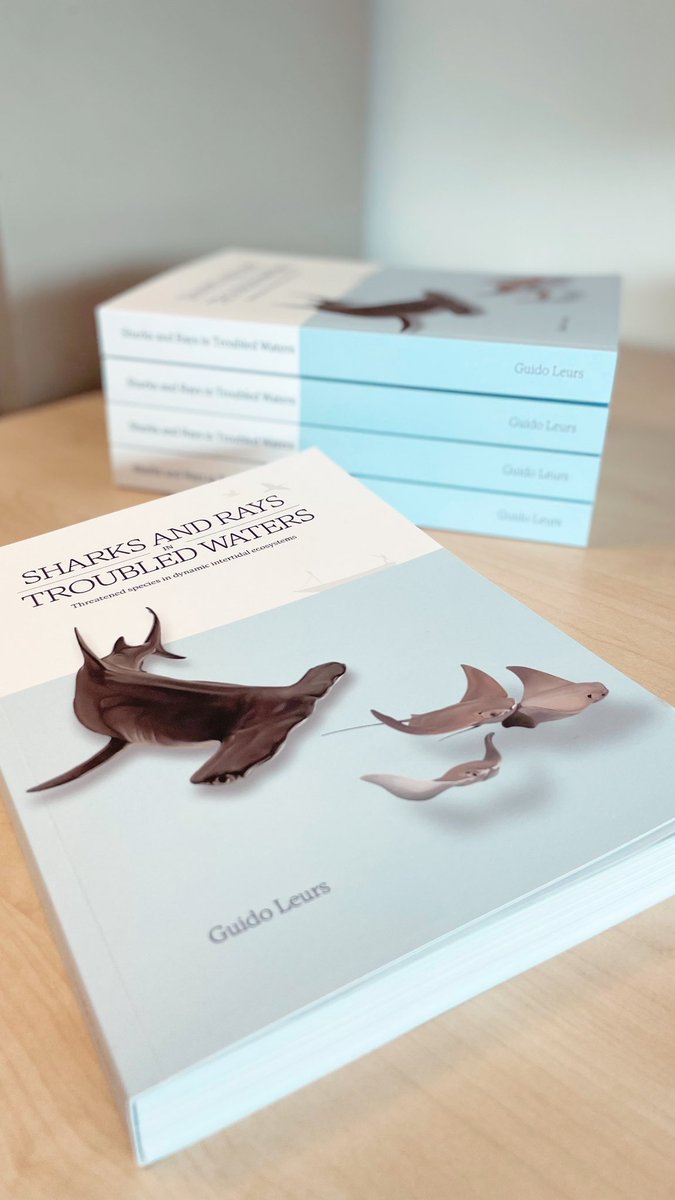 5+ years, 11 chapters and 345p. and it is here! Will be defending my PhD thesis on the 4th of June after a symposium on ‘intertidal sharks and rays’ with @SharkColin, dr. Anieke van Leeuwen, dr. Erwin Winter and myself. Events will be streamed, more info: shorturl.at/eptLY