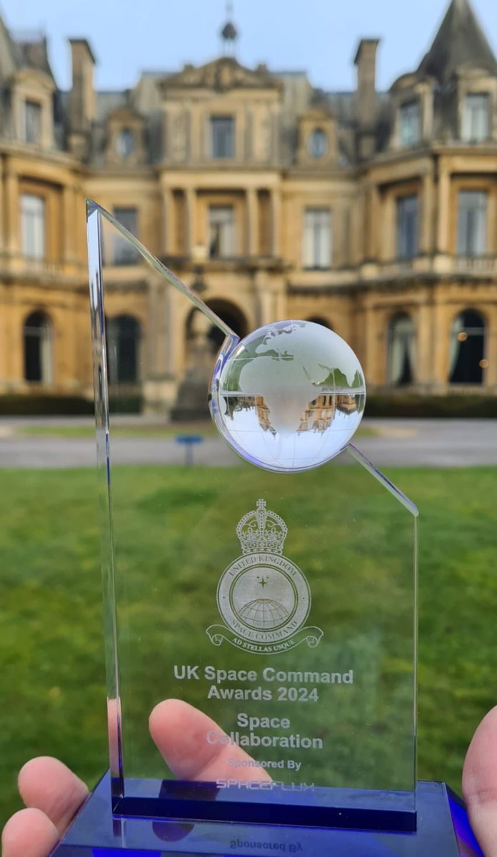 At the @UKSpaceCmd awards dinner our station was presented with the space collaboration award for the defence engagement event to celebrate 60 years of collective safeguarding with our US partners @US_SpaceCom congratulations to our staff @RoyalAirForce @freeman_air @SercoGroup