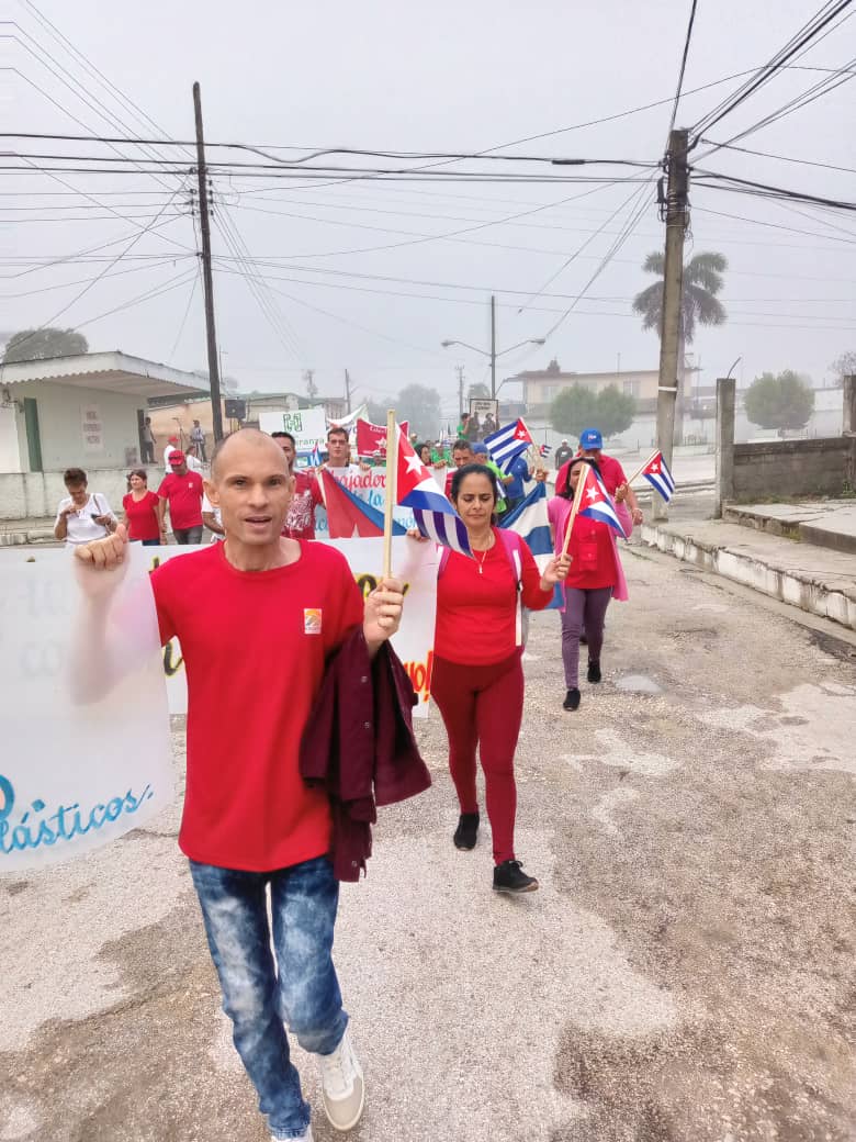 ESCAM_Social's tweet photo. Desfilan trabajadores de #ESCAM en la marcha por el #1DeMayo en Fomento

#DíaDelTrabajador 
#1DeMayo
#SanctiSpíritusEnMarcha https://t.co/qRPDLH2z2m