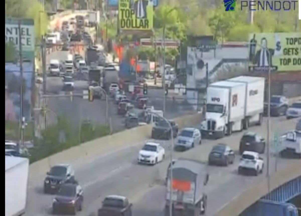 Schuylkill EB near Grays Ferry the right lane is partially blocked with a broken down vehicle @JustinDrabick @511PAPhilly @KYWNewsradio