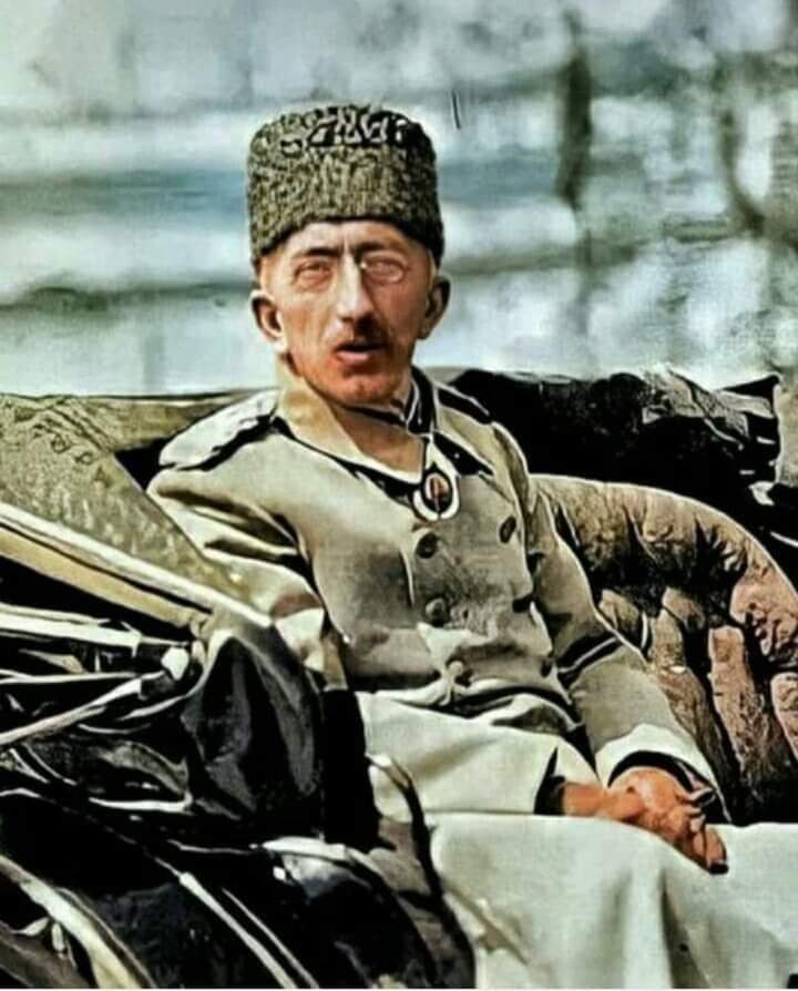 1◾Tek isteği vatanın kurtulmasıydı. Ülkesini terk etmek zorunda bırakılan #Vahdeddin_Han, yola çıkma hazırlıkları yapmaktadır. Bir sehpa üzerinde el yazması, avuç içi kadar bir Kuran-ı Kerim görür, kalfaya sorar :