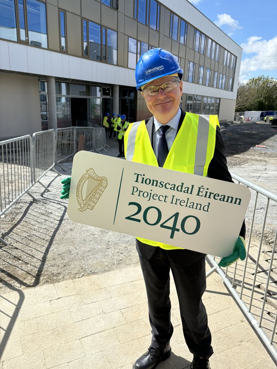Great to launch the updated #ProjectIreland2040 Tracker & interactive Map outlining myriad projects underway across the country; the aim of which is to improve people’s lives through investment. Log on at gov.ie/2040 to see what’s happening paschaldonohoe.ie/minister-donoh…