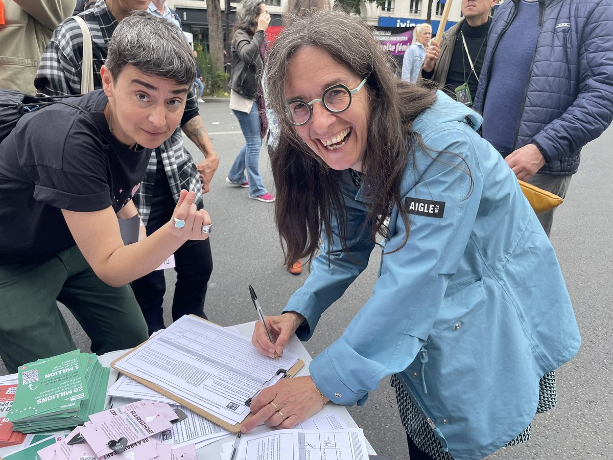 Signature de la maire qui soutient le plus les feministes en France!!!! @EPierreMarie @Mairie12Paris mavoixmonchoix.org @mavoixmonchx