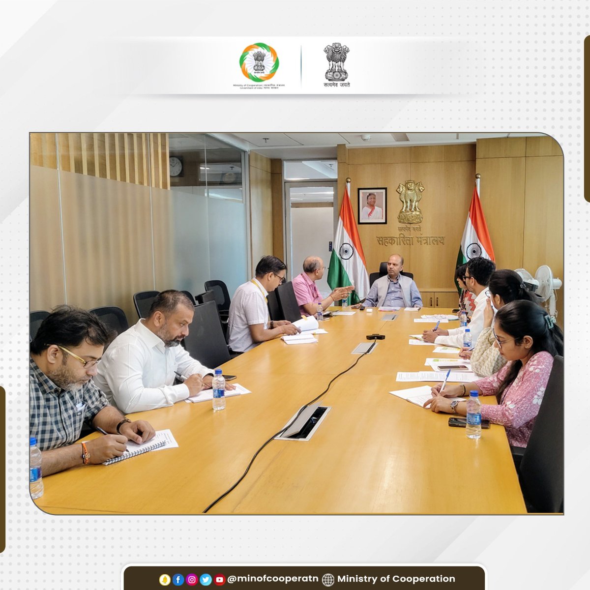 Dr. Ashish Kumar Bhutani, Secretary, MoC, held a meeting with Chairman, FCI and Joint Secretary, Department of Food and Public Distribution to discuss the implementation of the world's largest grain storage plan in cooperative sector, today. 

#SahakarSeSamriddhi