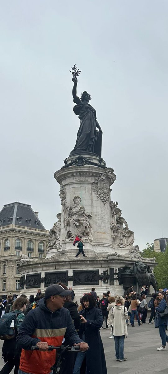 La lluita pel treball és internacional. A la Place de la République, un Primer de Maig diferent però igual.