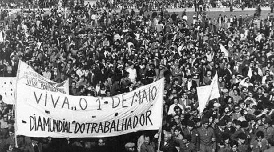 Há 50 anos o povo saiu à rua pelo fim da escravidão laboral imposta pela ditadura fascista. Ainda hoje a direita e os liberais choram com este dia.