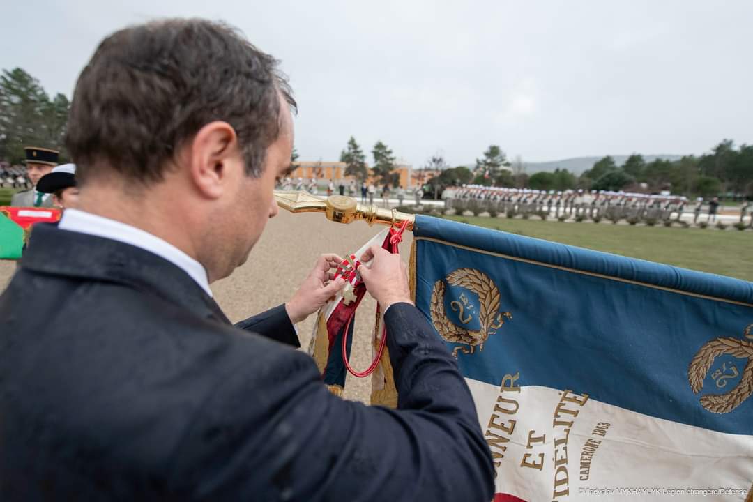 Au cours de la cérémonie de Camerone du 2REG, à Saint Christol, présidée par le ministre des Armées Sébastien Lecornu, le régiment a vu son drapeau décoré d'une troisième palme, en témoignage de son action constante et remarquable de 2014 à 2022 en bande sahélo saharienne.