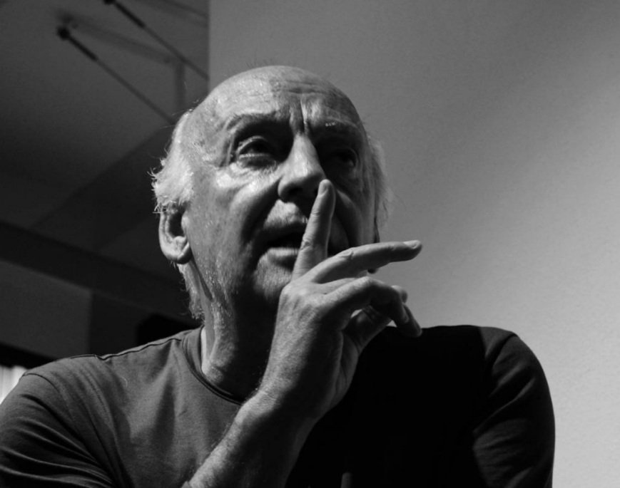 'Libres son quienes crean, no quienes copian, y libres son quienes piensan, no quienes obedecen. Enseñar, es enseñar a dudar'. -Eduardo Galeano