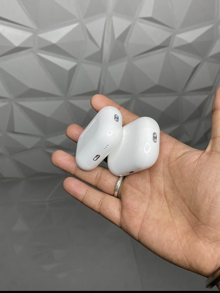 This my hustle abeg help and RT 
I sell AirPod pro 2nd generation
At promo price 
Price 15k 
Location kano 
Call ☎️ 09077687750

// Kylian Mbappe Rubi Rose  Greenwood  SLTV /: