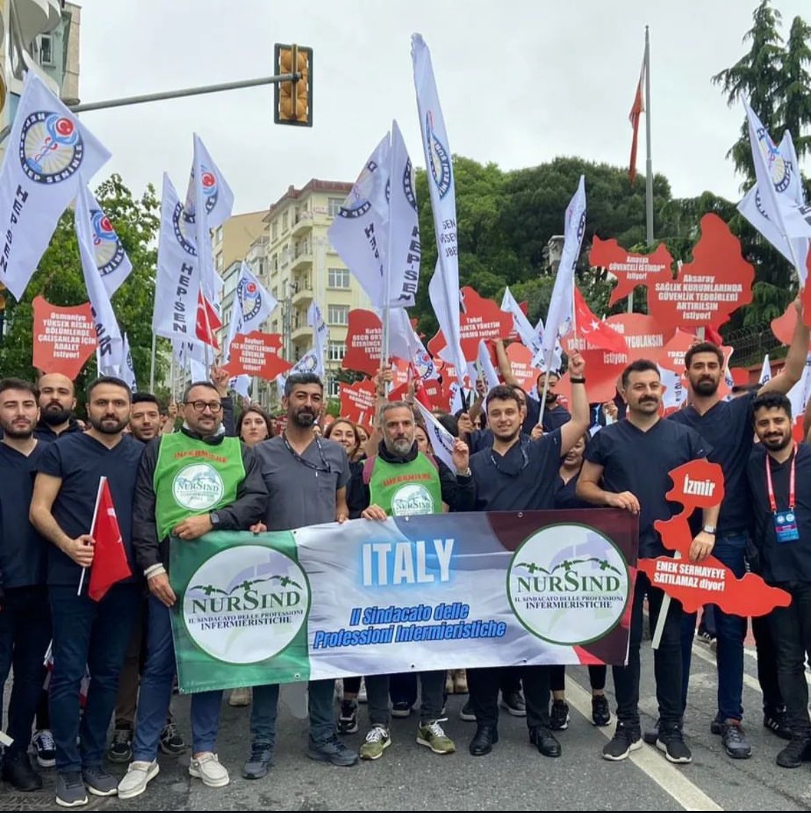 HEP-SEN @hepsen_2020 sendikamızın gerçekleştirdiği Hemşirelik zirvesi için İtalya’dan gelen ekip ile 1 Mayıs işçi bayramında Taksim meydanında birlikte Meslektaşlarımıza çağrıda bulunduk. @OfficialNursind @nursind #1MAYIS