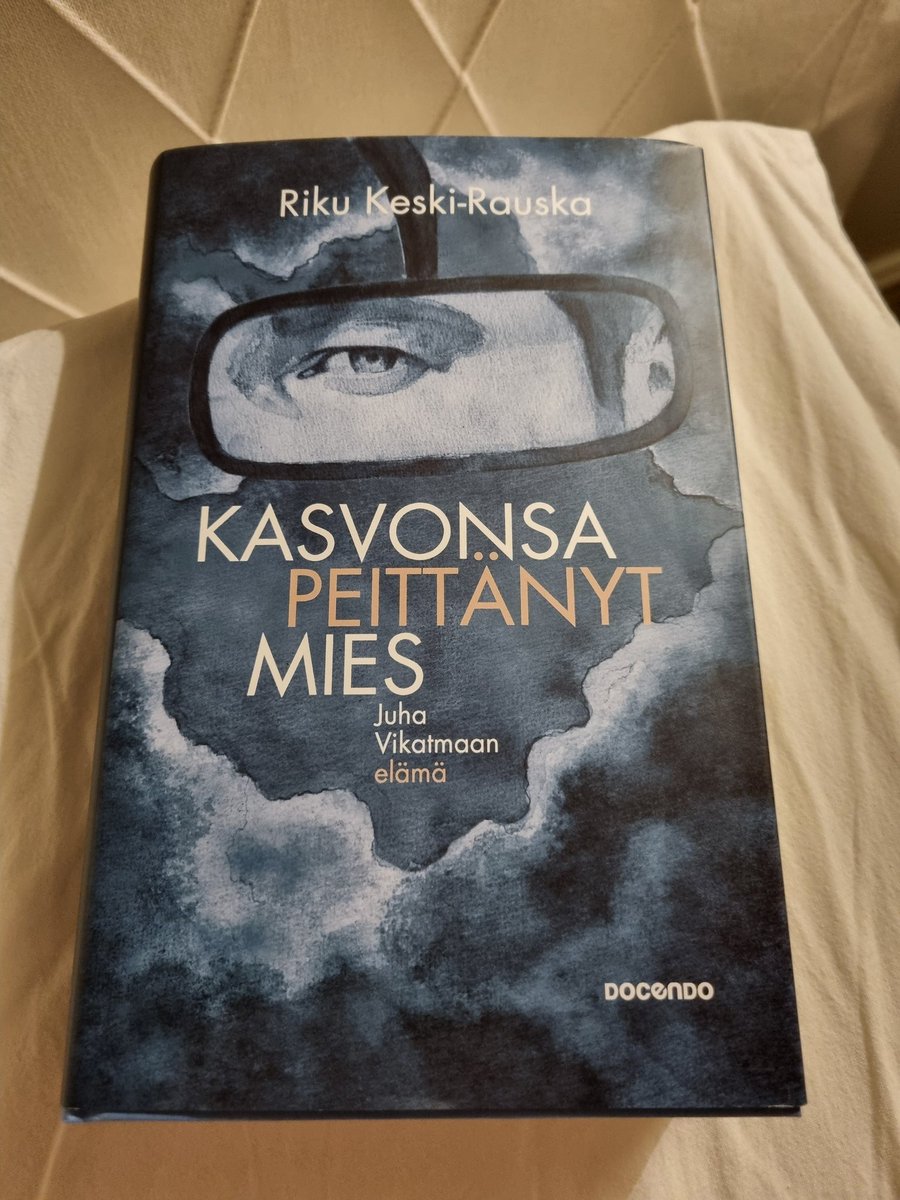 Uskomattoman vaikuttava lukukokemus. Eikä kyse ollut vain Juha Vikatmaasta, vaan laajemmin elämästä ja siitä, keitä me todella olemme ja mitä me voimme toisistamme tietää. Kirja elämän kauneudesta ja kauheudesta. Kiitos @rikukeskirauska.