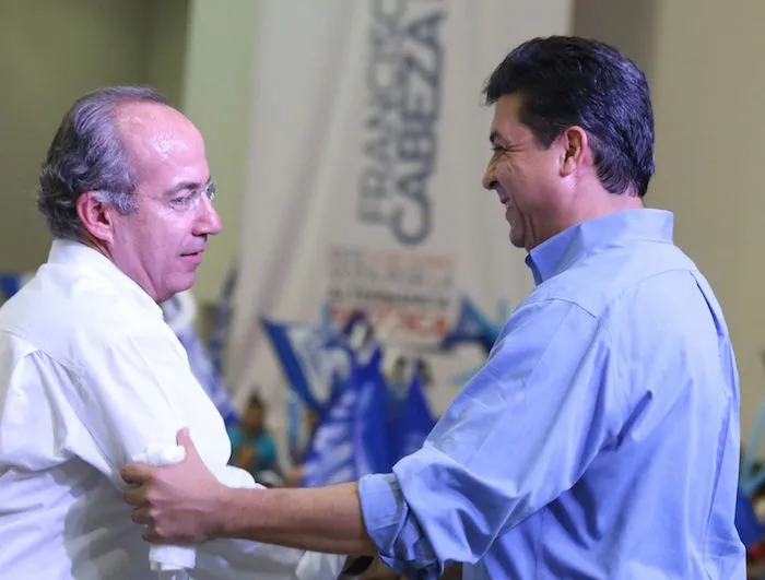 Francisco Cabeza de Vaca se quiere saltar la ley y hacer trampa para imponerse como diputado plurinominal del PAN. 

Igualito que su narco colega @FelipeCalderon. 

Afortunadamente tenemos a representantes en el INE como @Sergeluna_S y @fernandeznorona que lo impiden y lo