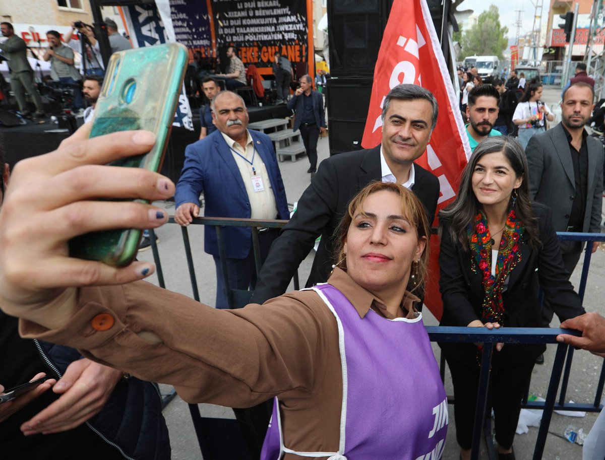 Eşbaskanımız Neslihan Sedal; “HALKIMIZIN İRADESİNE SAHİP ÇIKACAK VE YAŞAMIMIZI EMEKLE ÖRECEĞİZ” Van Büyükşehir Belediyesi Eşbaşkanları Neslihan Şedal ve Abdullah Zeydan #1MAYIS ı halkımızla alanda kutladı. Miting alanında binlere seslenen Van Büyükşehir Belediyesi Eşbaşkanı