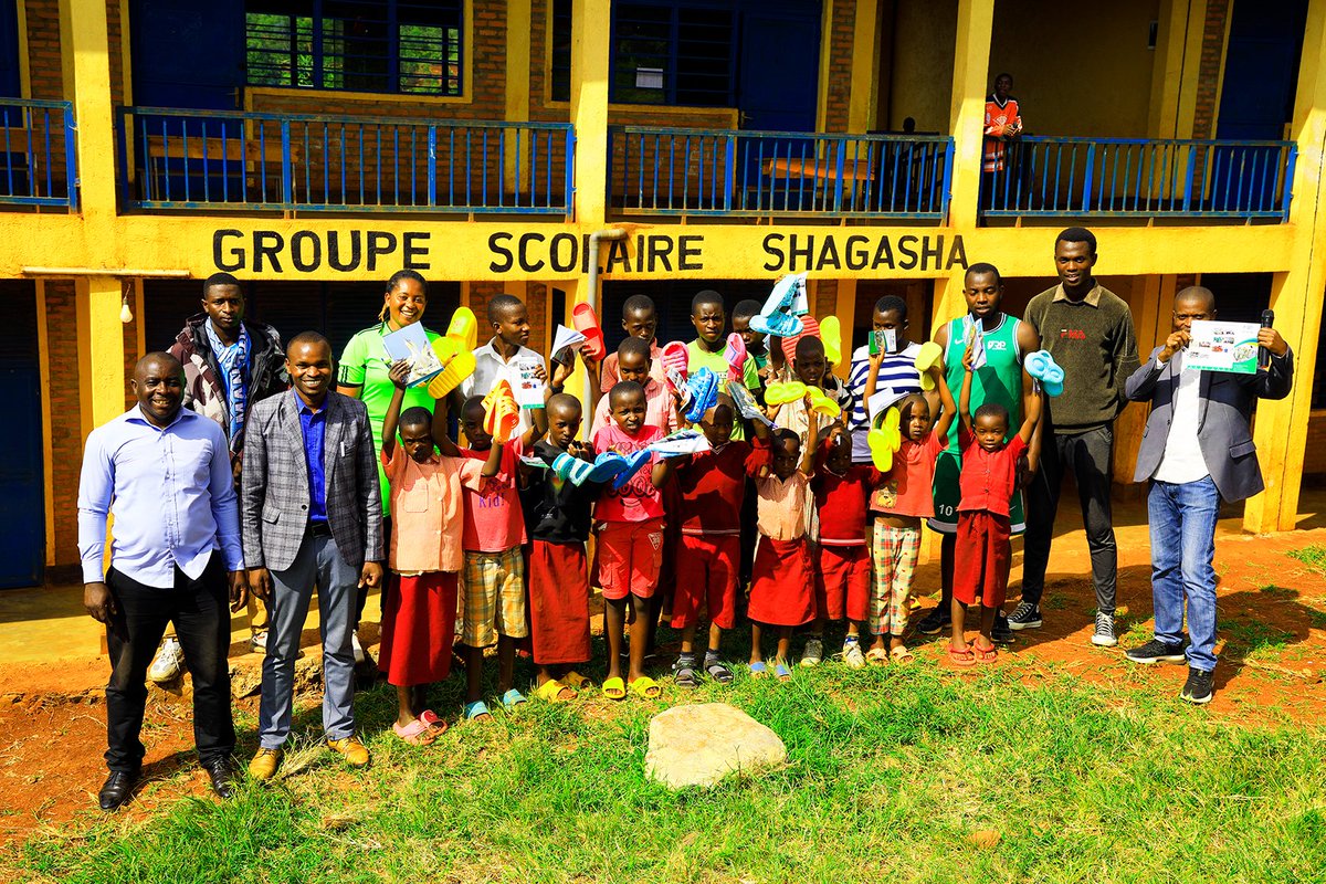 Uyu munsi abanyeshuri ba @IPRC_KITABI bahagarariye abandi basuye urwunge rw'amashuri rwa SHAGASHA, mu karere ka <a href="/RusiziDistrict/">Rusizi District</a> mu rwego rwo kwegereza ibikorwa abaturiye ishuri no kugira uruhare mu iterambere ry'igihugu. Bahembye kandi abanyeshuri bahize abandi mu masomo.