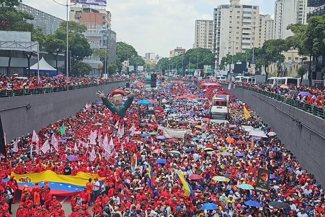 Día del trabajador y la trabajadora en Venezuela, esto que verán en estas fotos para los medios y redes no existen. Denuncian el bloqueo, las sanciones y sin duda mejorar su calidad de vida, apoyando sin medias tintas a la revolución y al presidente @NicolasMaduro