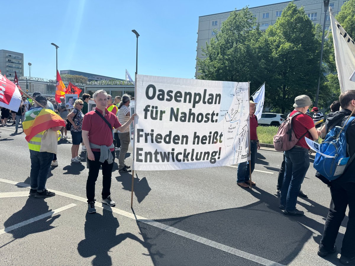 Lyndon LaRouche's Oasis Plan at the large Berlin, May 1st demonstration: