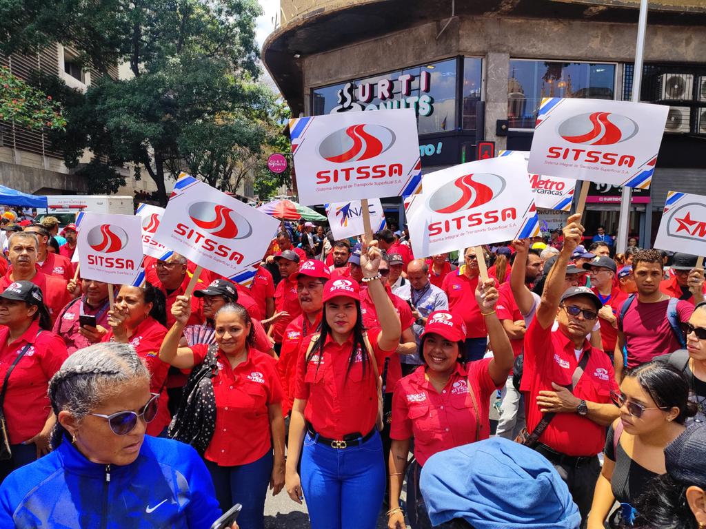 ¡La clase obrera de la #GMTVzla está presente en la celebración del Día del Trabajador! Acompañamos al Pdte. @NicolasMaduro en este proceso histórico de lucha que hemos vivido los venezolanos. ¡Seguimos en batalla en la consolidación de la Revolución Bolivariana!