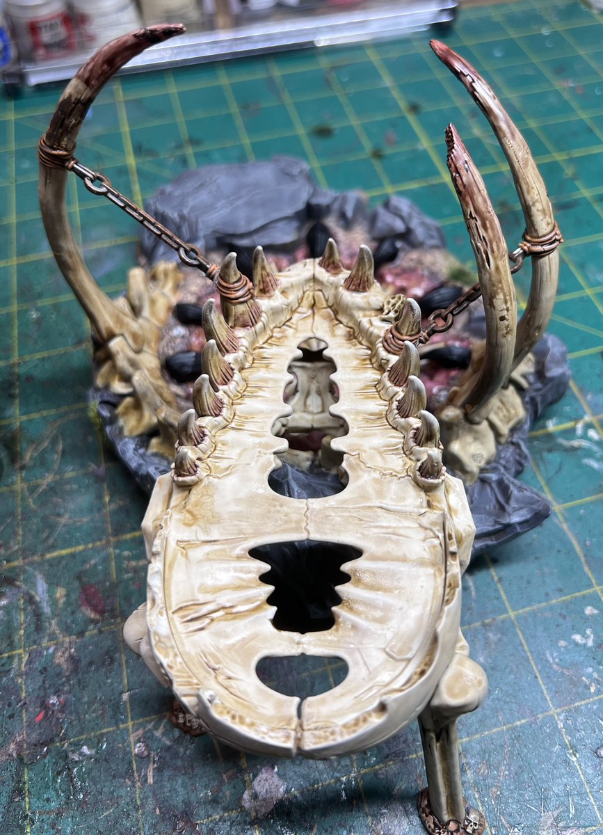 Another piece for the battlefield, this time a foul xenos mega-fauna, designated a Mawpit; sometimes worshipped and fed plague-ridden meat by cultists of backward feral worlds in hopes of attracting the favour of the Lord of Pestilence... #WarhammerCommunity