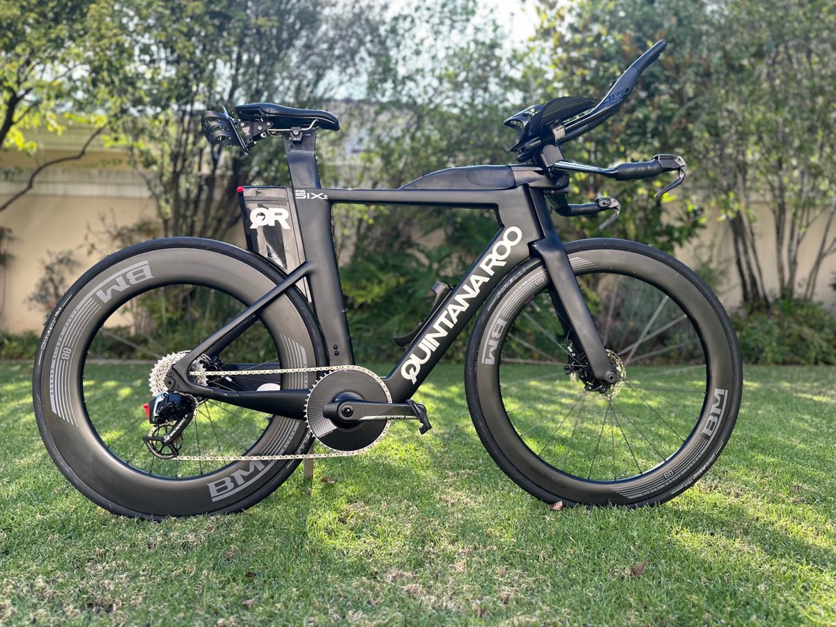 Quintana Roo PRSix2 Disc TT Bike with Sram Red AXS x1 groupset, Zipp AXS aero extensions and Revolver XL arm pads FOR SALE!!! A beastly weapon of note. More info: bikehub.co.za/classifieds/it…