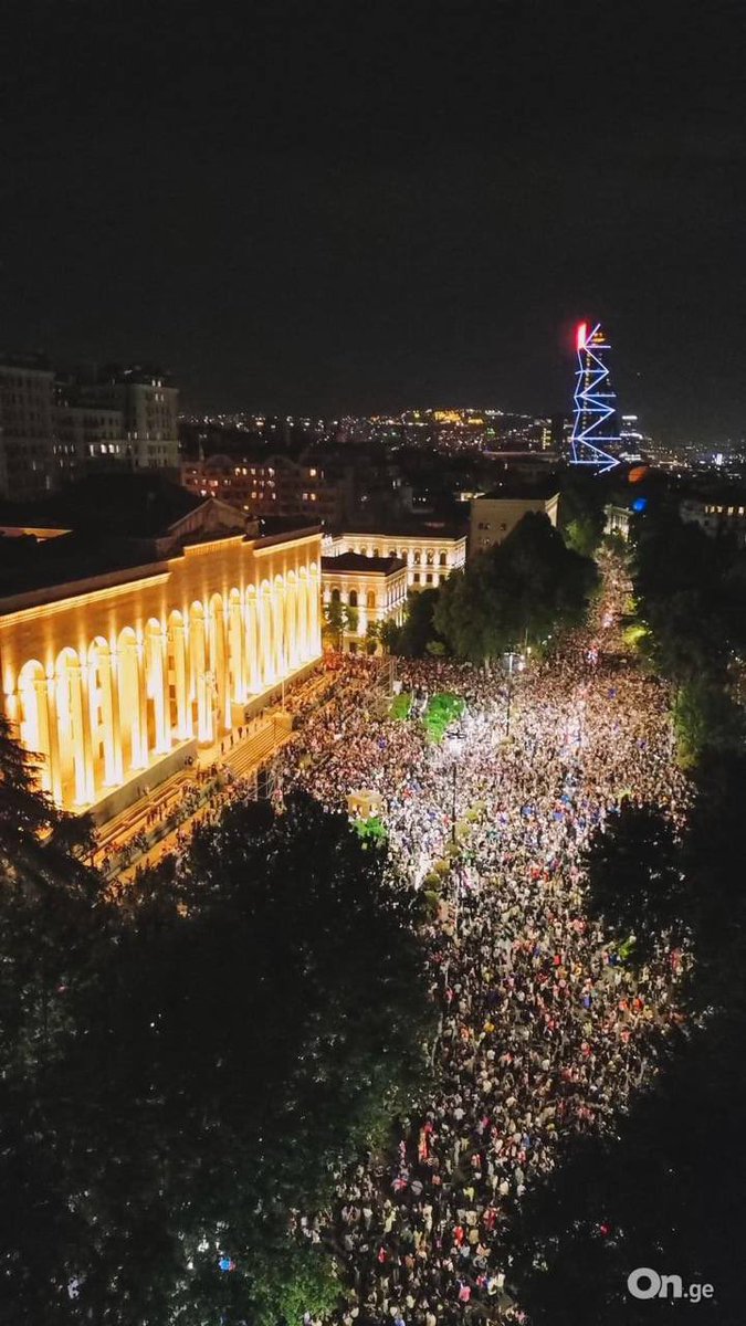 Mentre noi ci lamentiamo dell’Ue, a Tbilisi c’è un fiume di gente che sfida la polizia per dire no alla legge russa e sì all’Europa. Il desiderio di libertà, in una foto. #Georgia