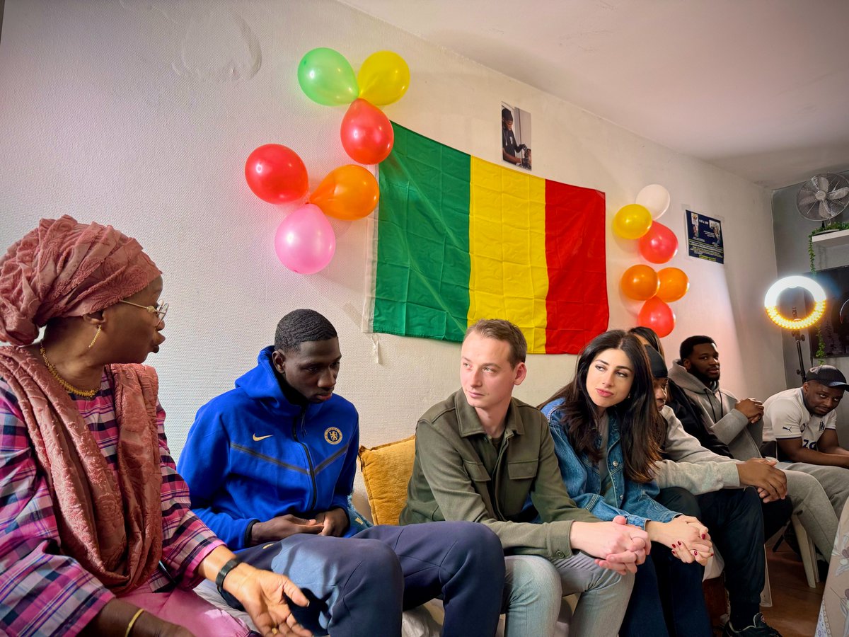 À Bondy, avec @ShannonSeban et @soniabakhti, auprès des jeunes de l'association humanitaire Hadia Mariama pour parler des élections du 9 juin 🇪🇺 Merci pour cet accueil et pour votre mobilisation à venir pour lutter contre l'abstention des jeunes !