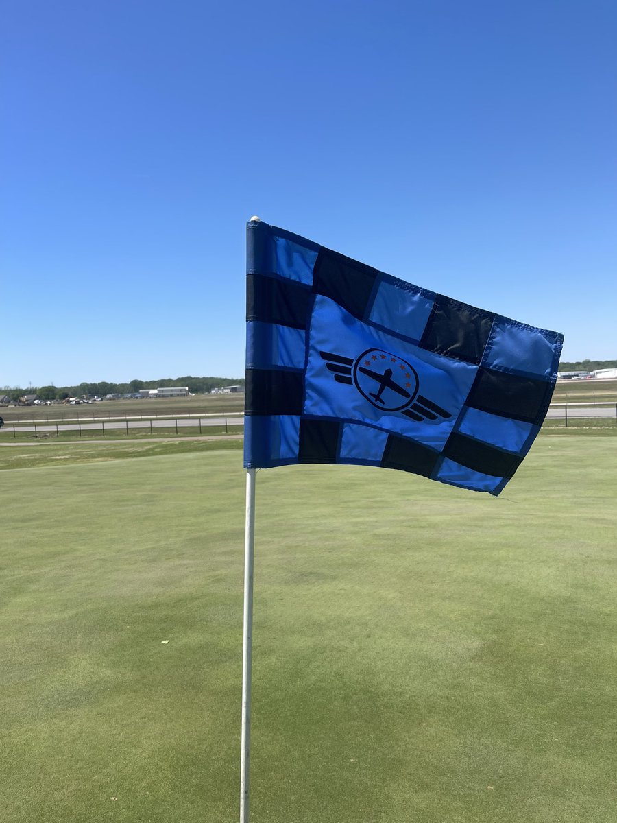 🔵 Wild Wednesday brings us to Jenks, Oklahoma ⛳️ A Sewn Checkered Flag with a Screen Print centered logo looks great for South Lakes Golf Course! 🔴