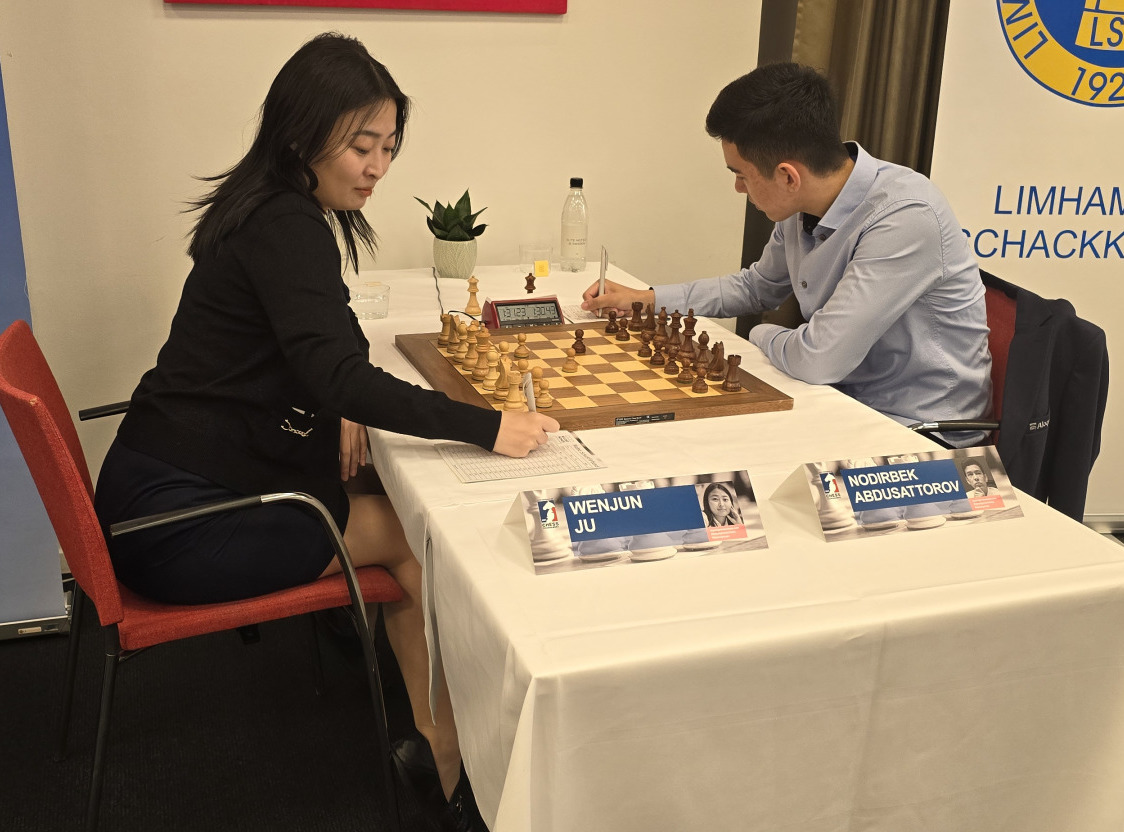 Ju Wenjun holds a draw against Nodirbek Abdusattorov (2765)! 👏👏👏
He had two chances to gain a winning advantage after the time control, but didn't find either! 😮

chess.com/events/2024-te…
📷: Mikael Svensson
#chess #womeninchess @tepesigeman